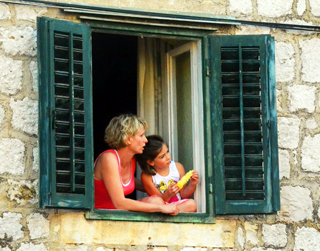 niños ventana